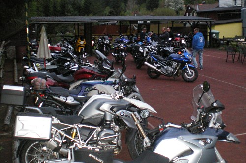 motorcykler på en parkeringsplads